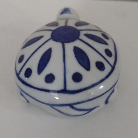 Turtle Chinese Style Hand Painted Blue & White 1" T 2.5 W 3" L - Picture 3 of 6